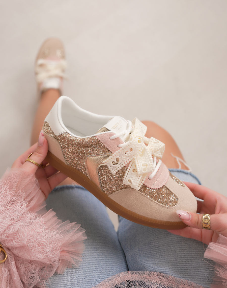 Basket femme beige tendance à paillettes et lacets brodés avec semelle marron