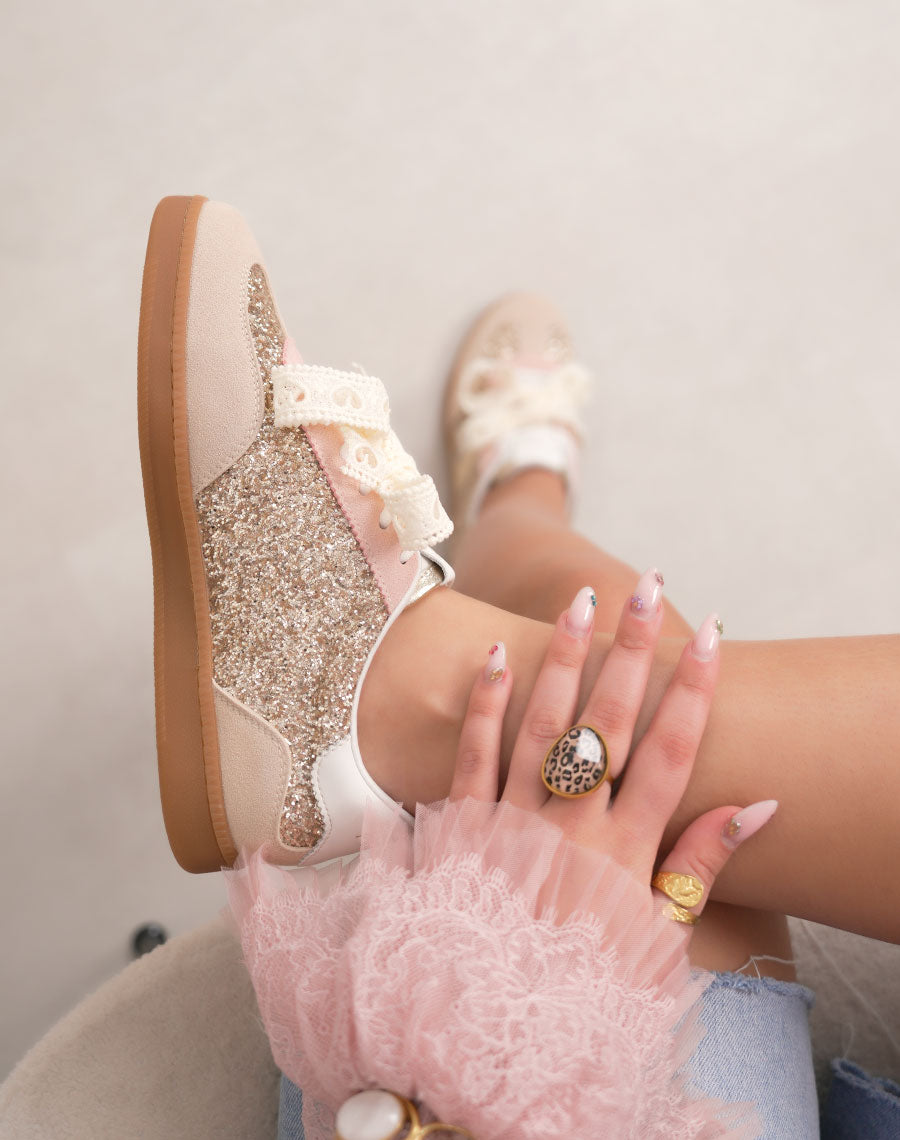 Basket femme beige tendance à paillettes et lacets brodés avec semelle marron