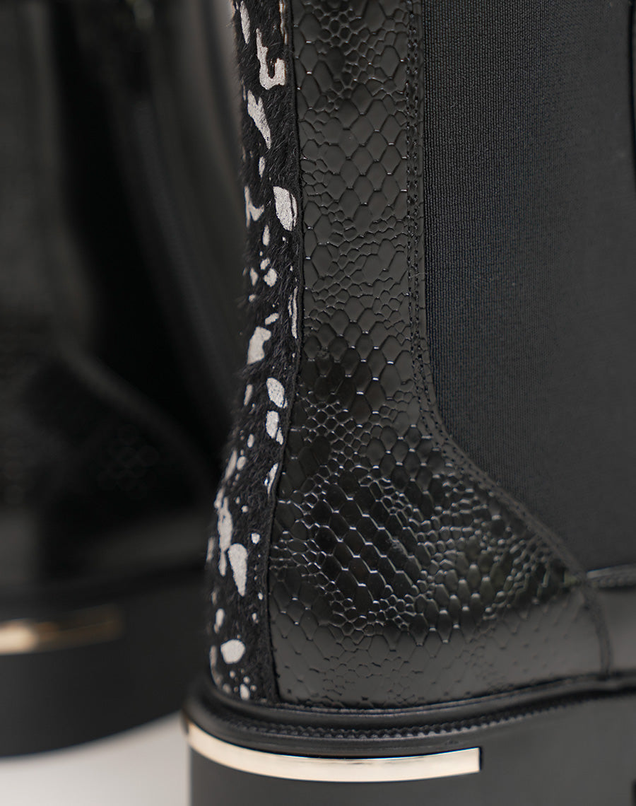 Bottines noires vernies style chelsea à effet croco et détail argenté