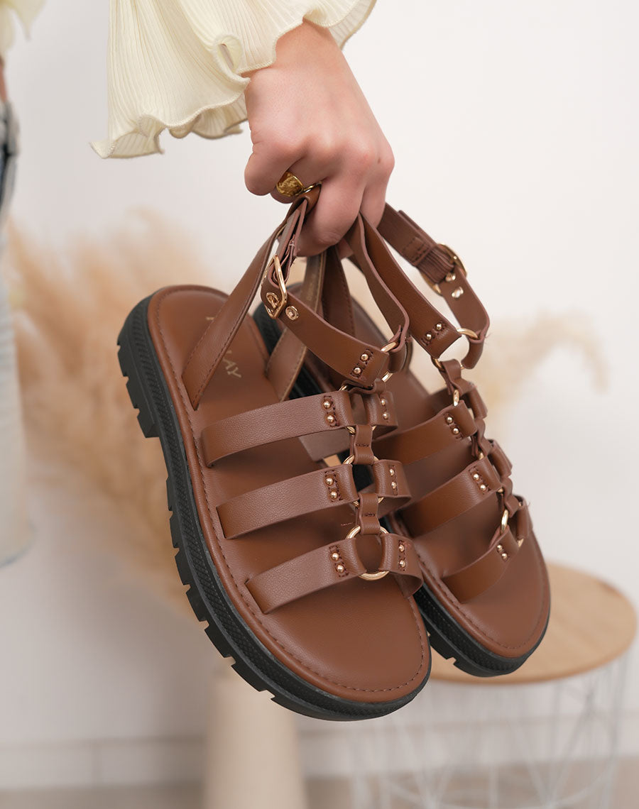 Nu-pieds femme marron à brides multiples avec anneaux dorés et semelle crantée