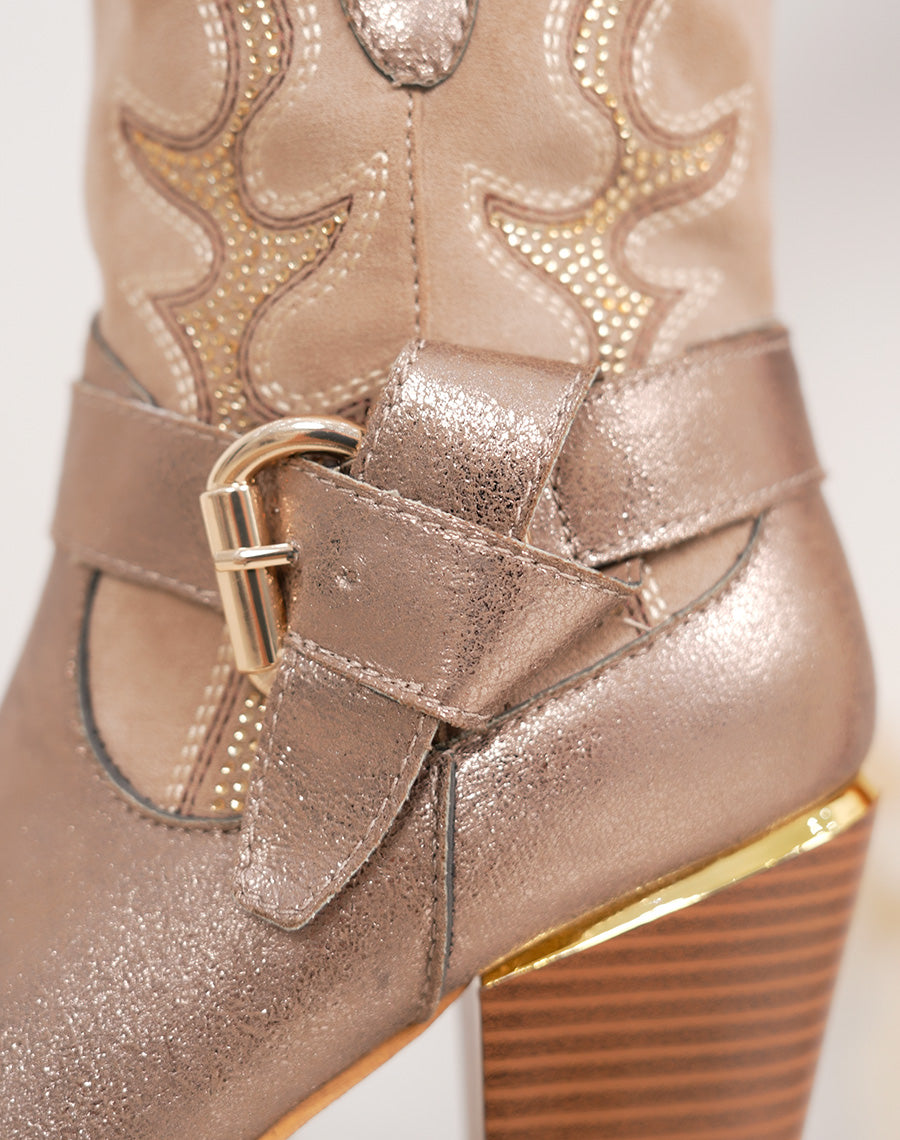 Bottines taupe style santiags à strass et boucle dorée
