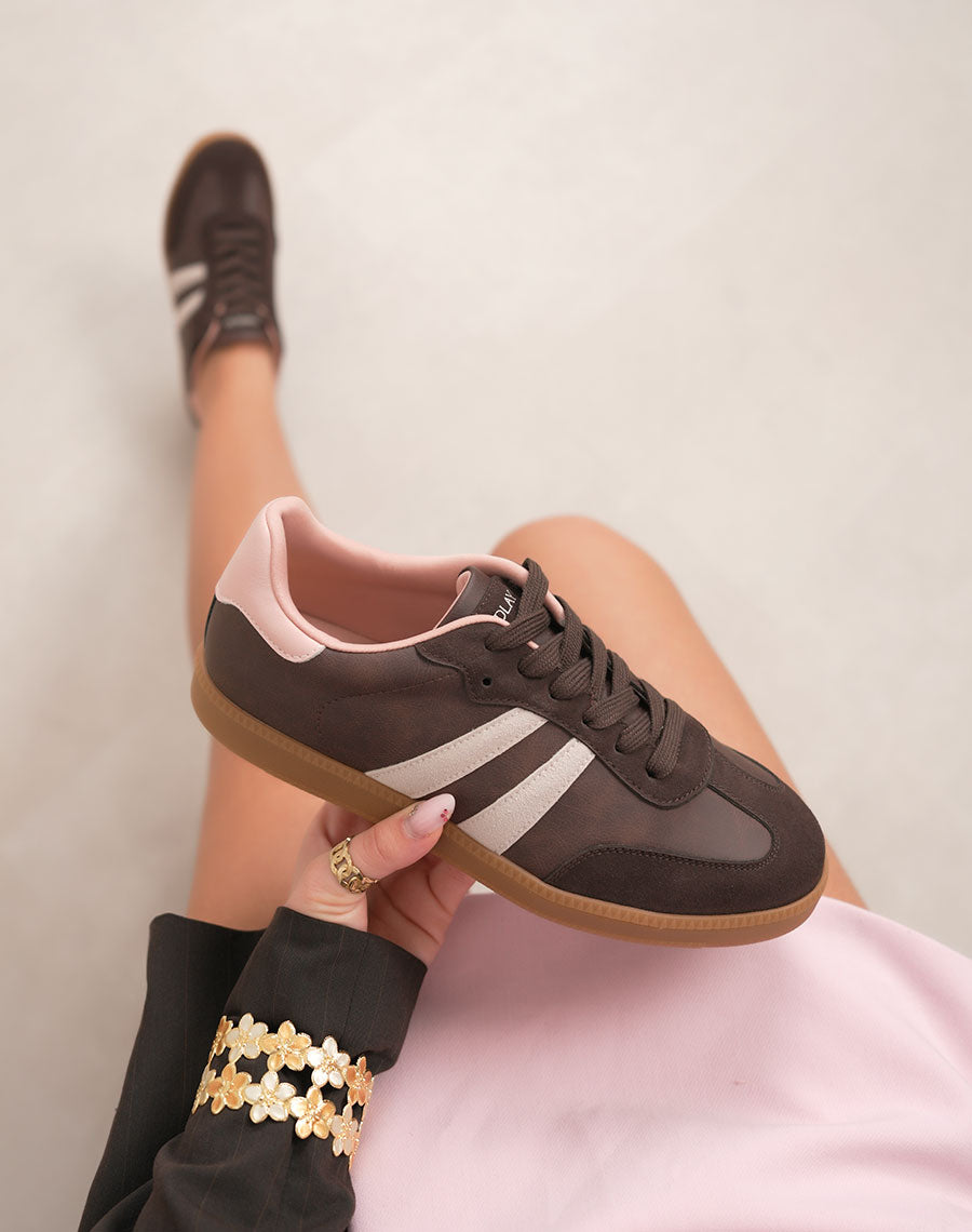 Basket femme marron tendance avec empiècements beige et rose et semelle camel