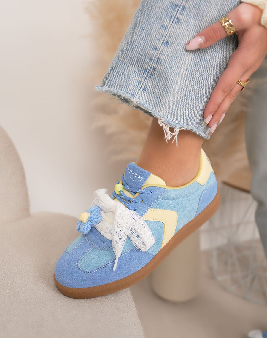 Basket femme bleue tendance en suédine avec empiècements jaunes et lacets fantaisie