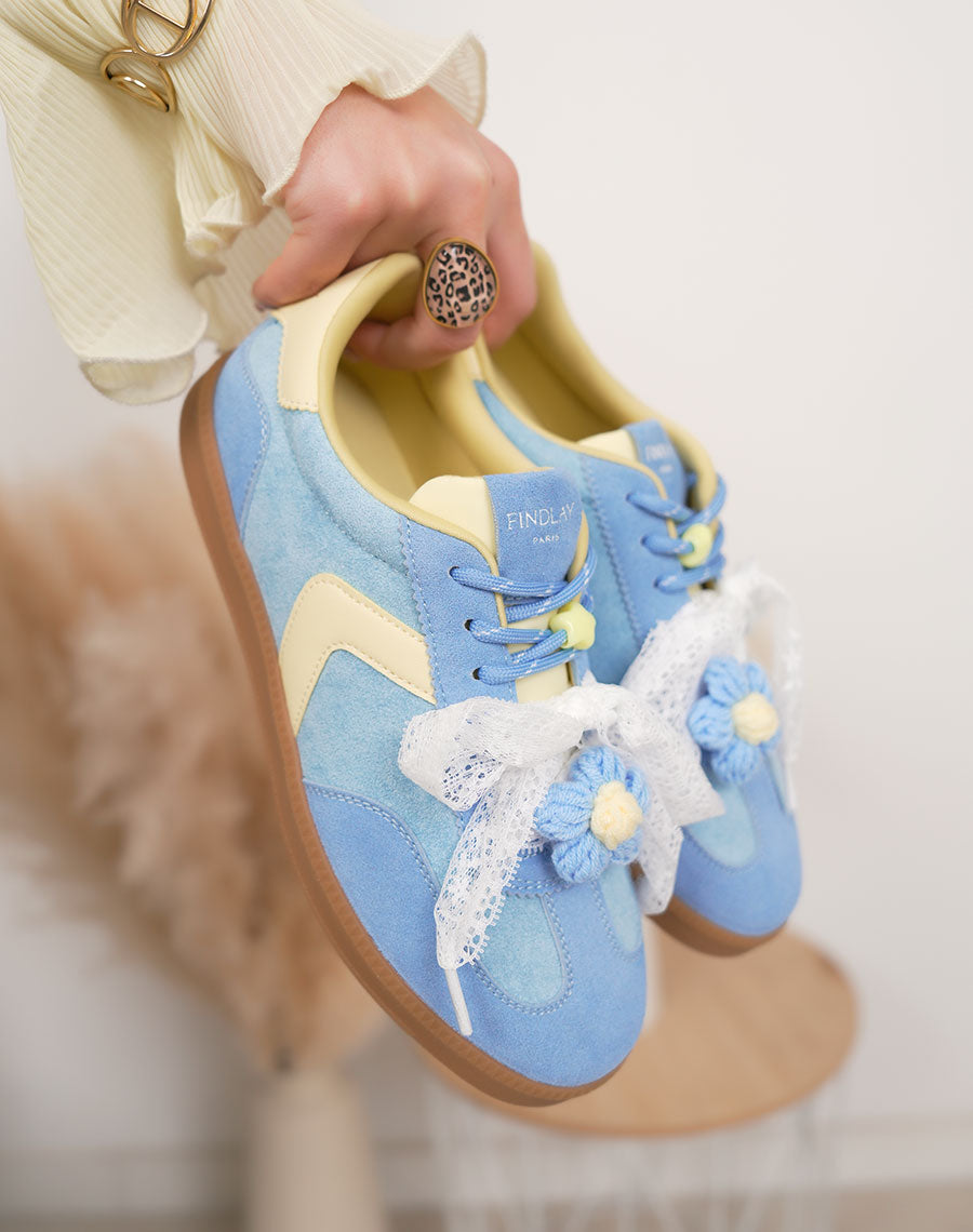 Basket femme bleue tendance en suédine avec empiècements jaunes et lacets fantaisie
