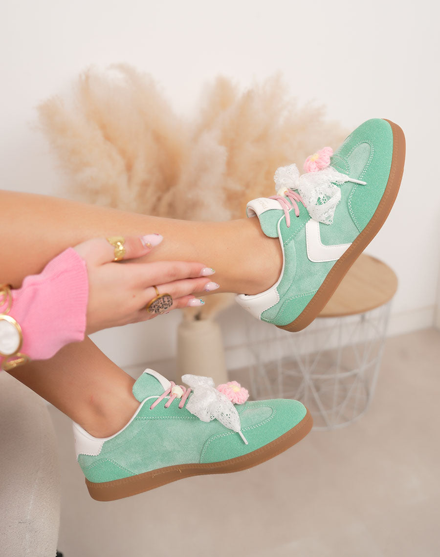 Basket femme verte tendance en suédine avec empiècements blancs et lacets fantaisie