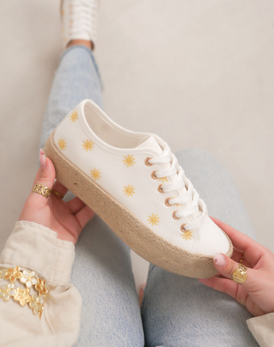 Basket femme blanche tendance en toile avec soleils dorés et semelle plateforme en osier