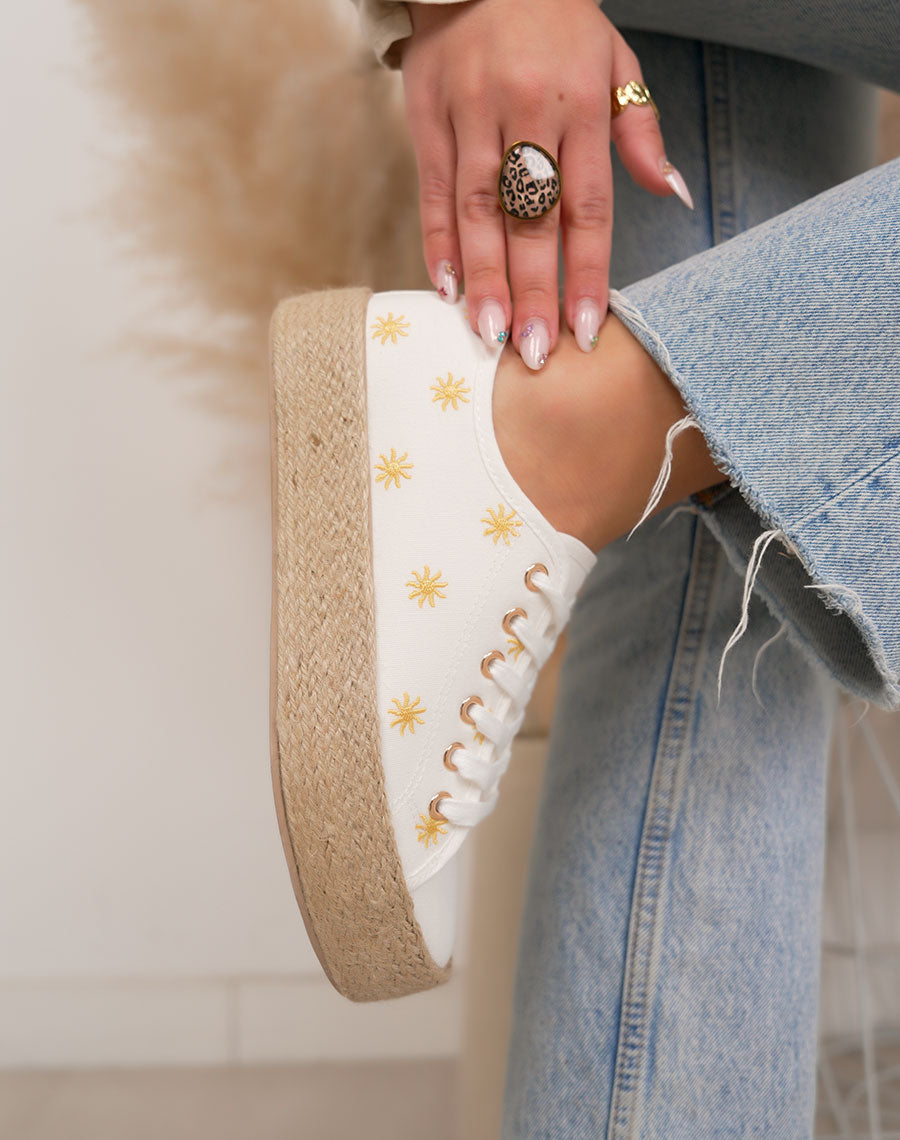 Basket femme blanche tendance en toile avec soleils dorés et semelle plateforme en osier