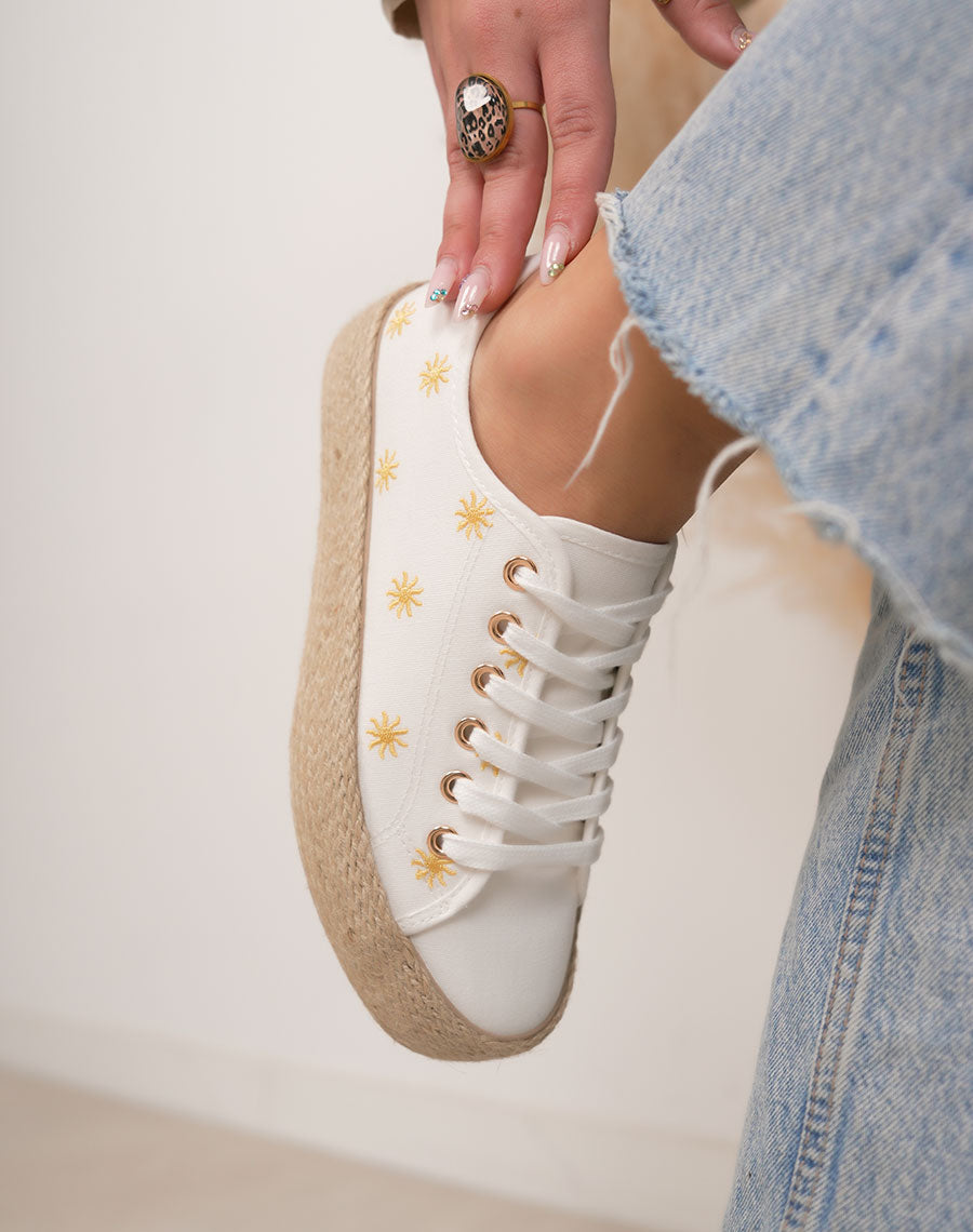 Basket femme blanche tendance en toile avec soleils dorés et semelle plateforme en osier