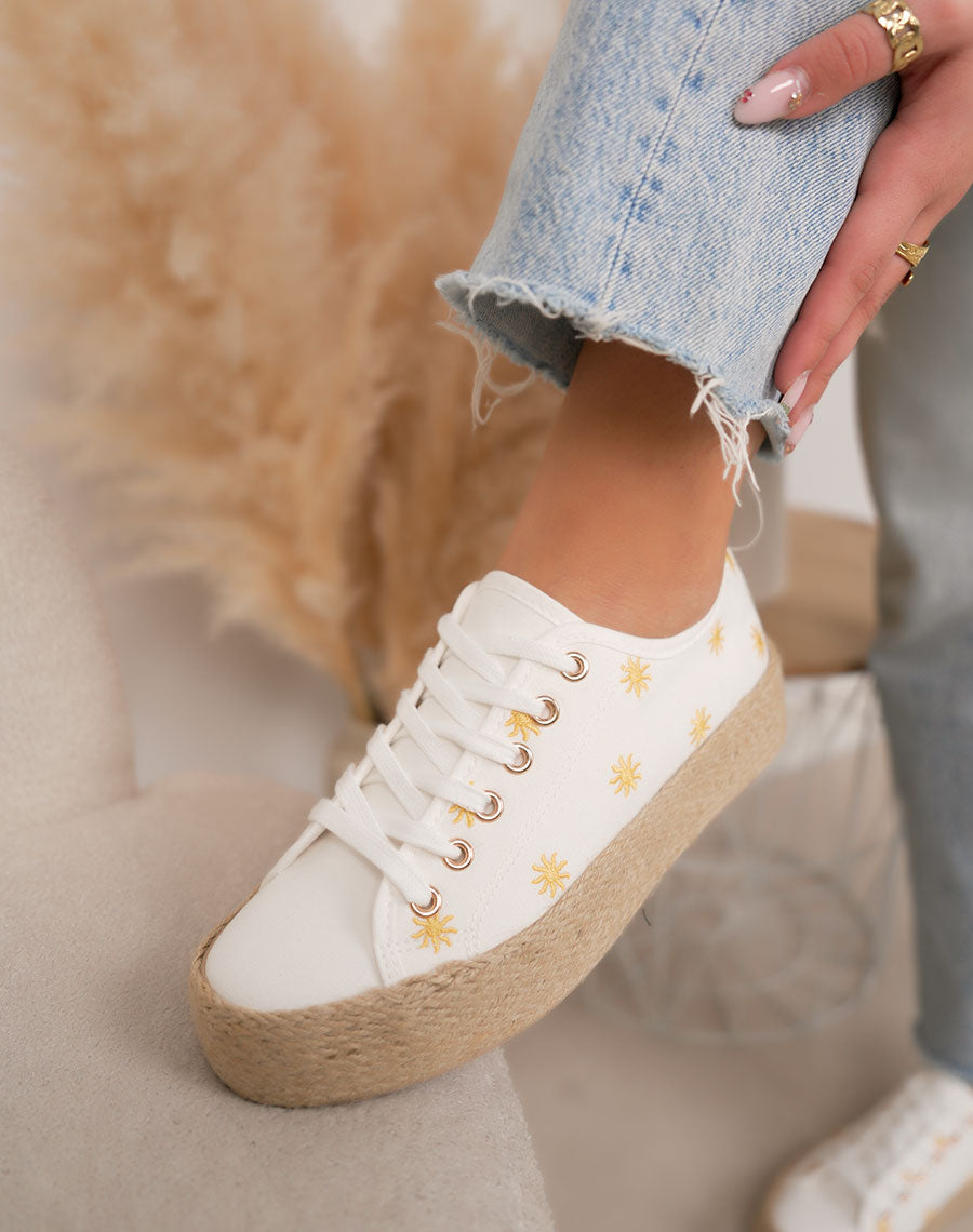 Basket femme blanche tendance en toile avec soleils dorés et semelle plateforme en osier