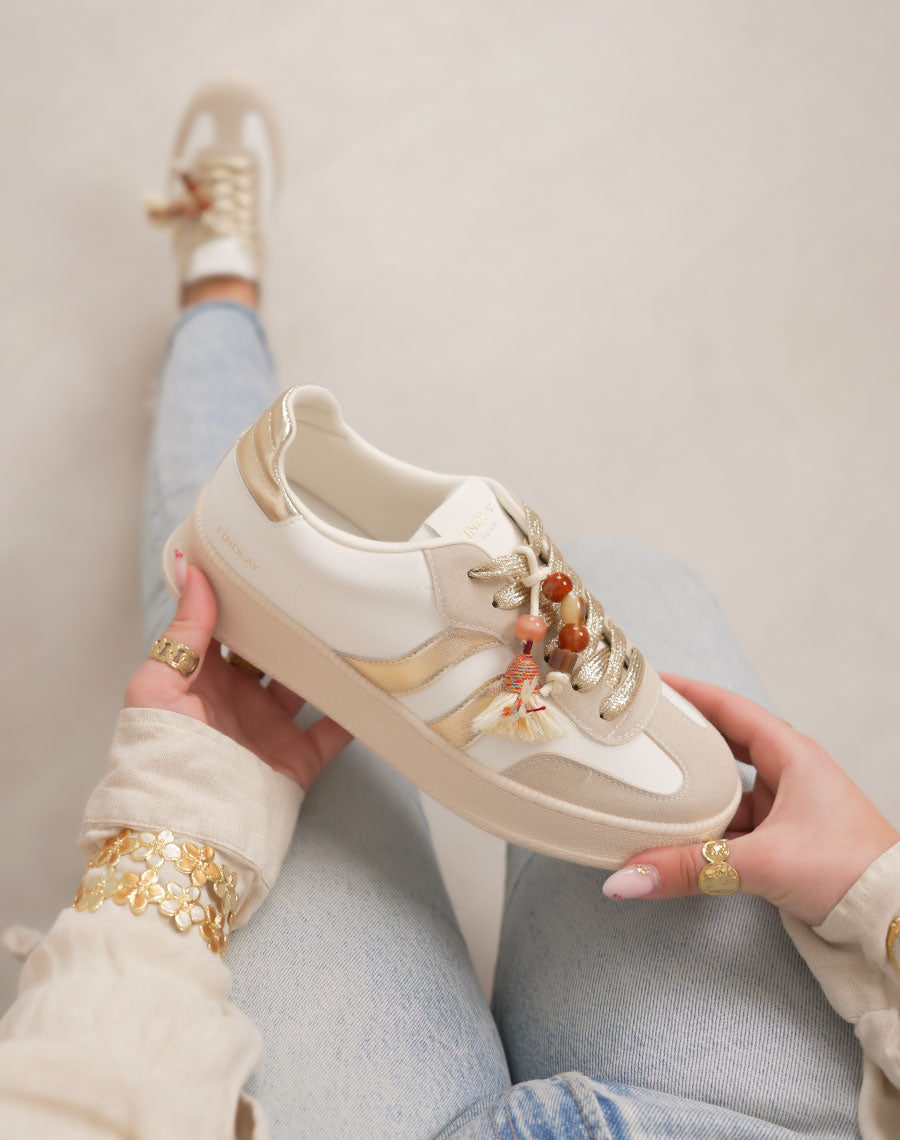 Basket femme blanche tendance avec empiècements beige et dorés et lacets bijoux