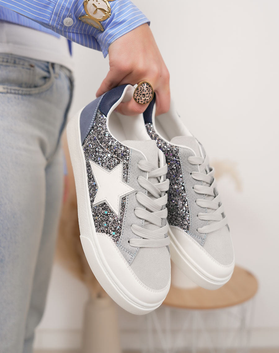 Basket femme bleue tendance à paillettes avec étoile blanche et détail bleu marine
