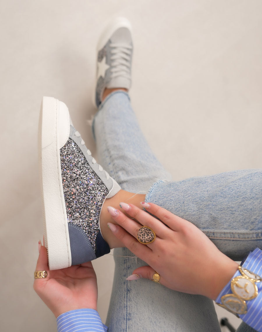 Basket femme bleue tendance à paillettes avec étoile blanche et détail bleu marine