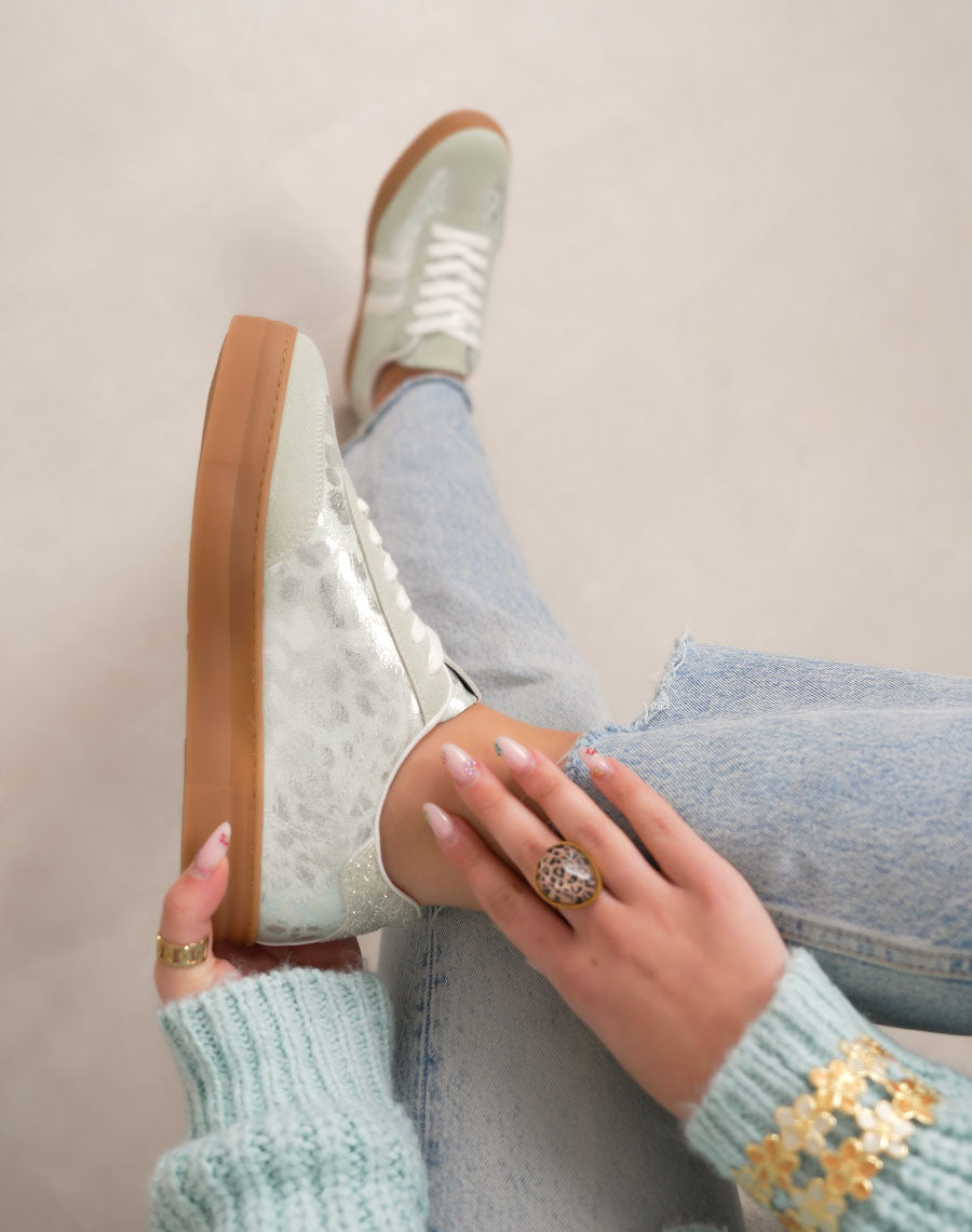 Basket femme vert pastel tendance à empiècements léopard et pailletés avec semelle camel