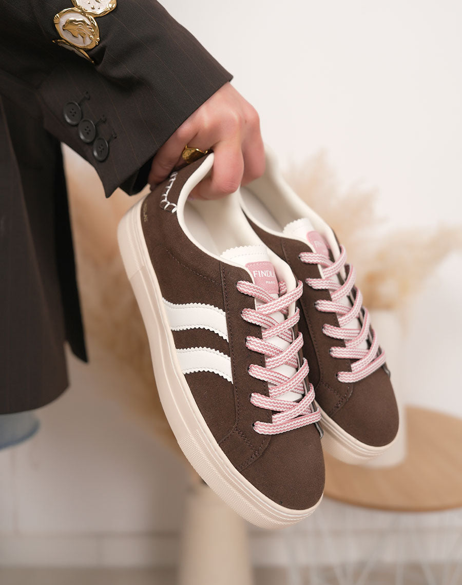 Basket femme marron tendance à bandes blanches avec lacets tressés rose et blanc