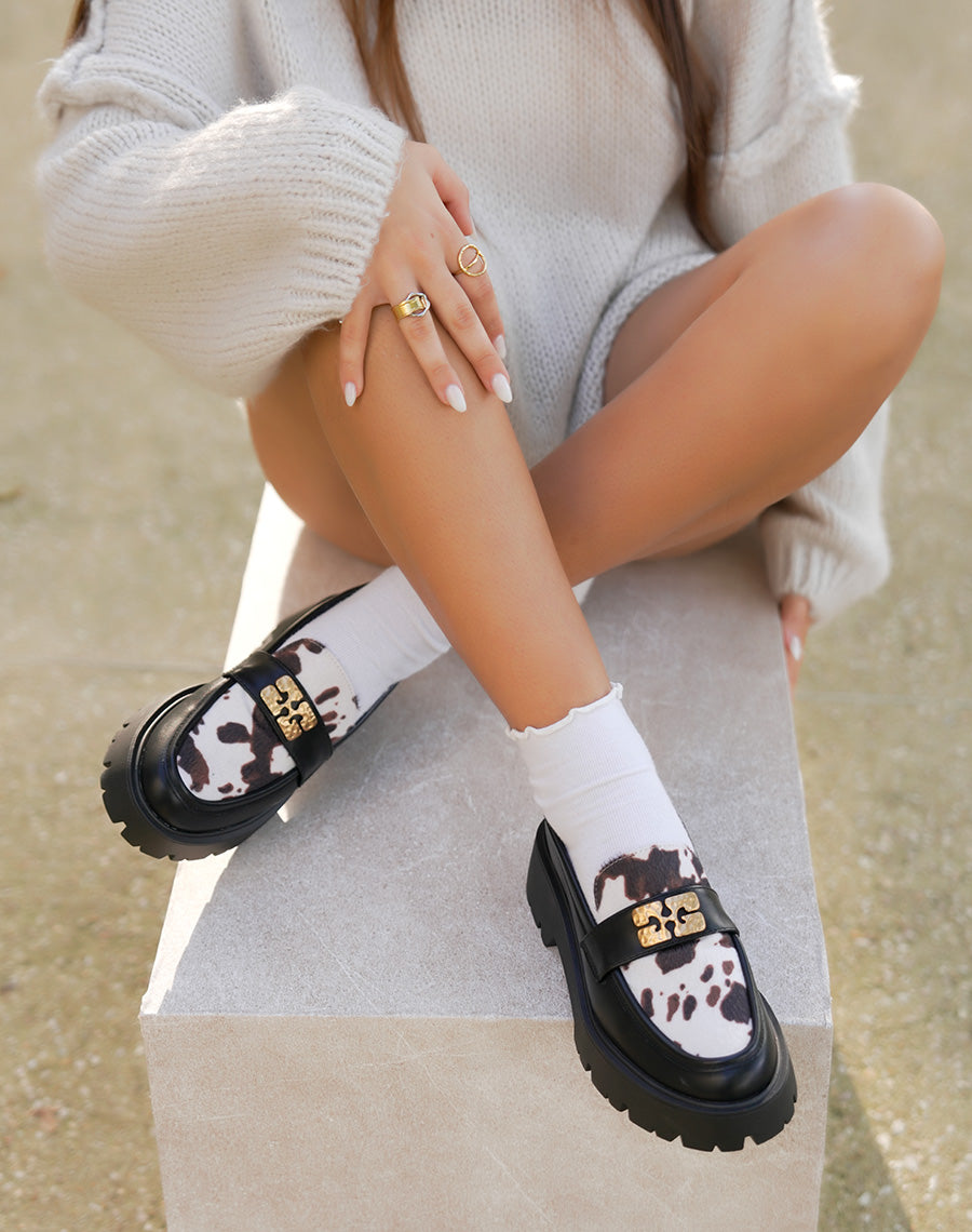 Mocassins noirs bi-matière imprimé vachette avec bijou doré