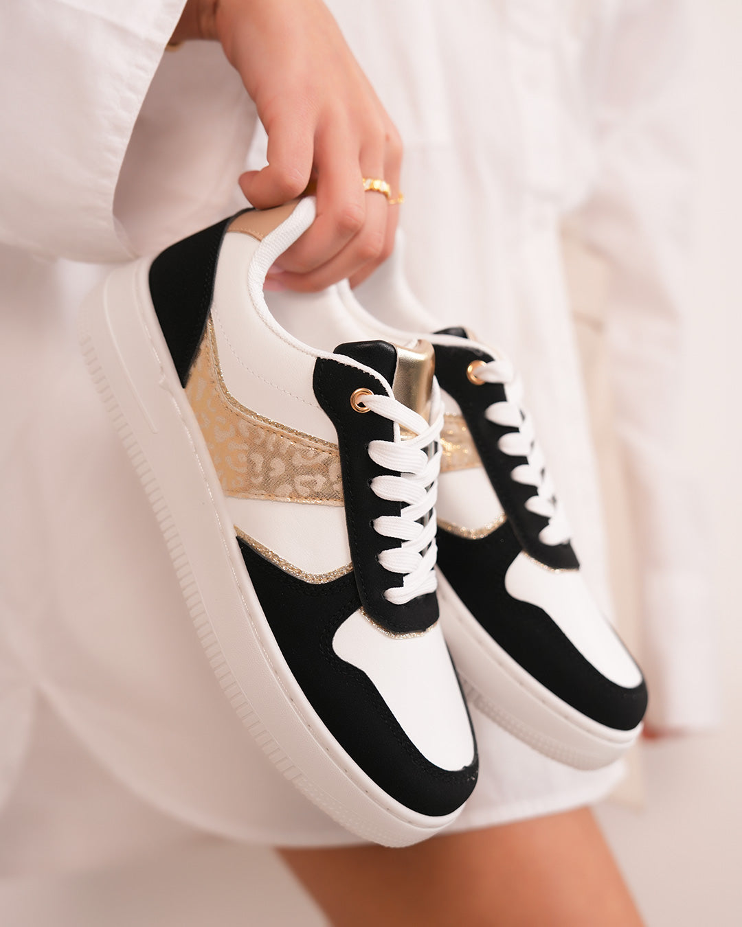 Basket femme blanche et noire tendance avec détail léopard doré