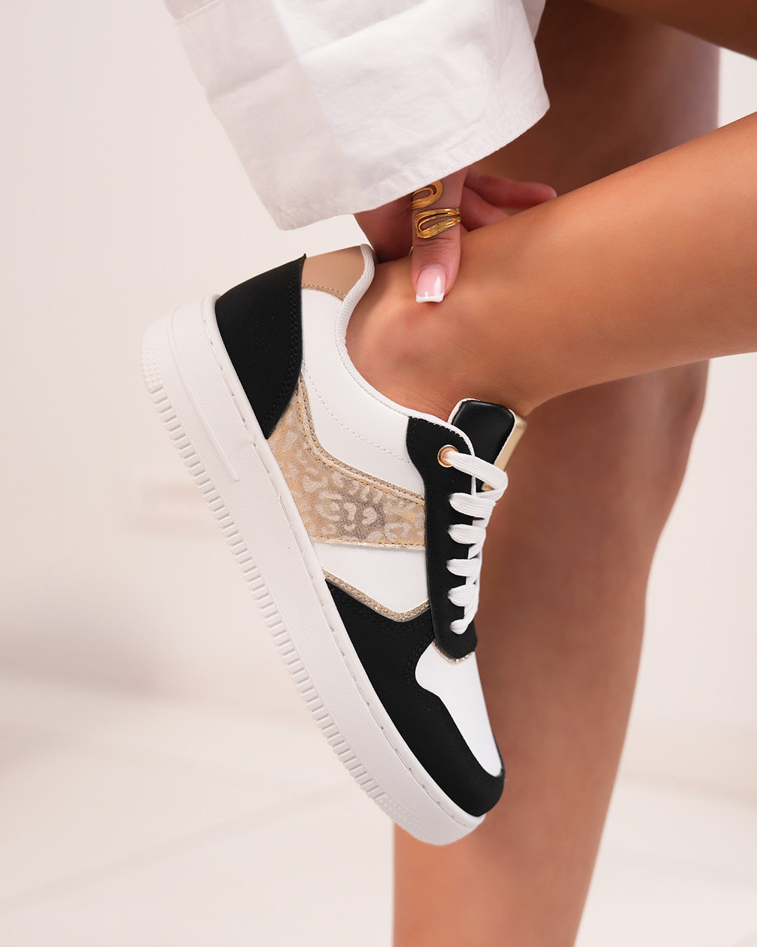 Basket femme blanche et noire tendance avec détail léopard doré