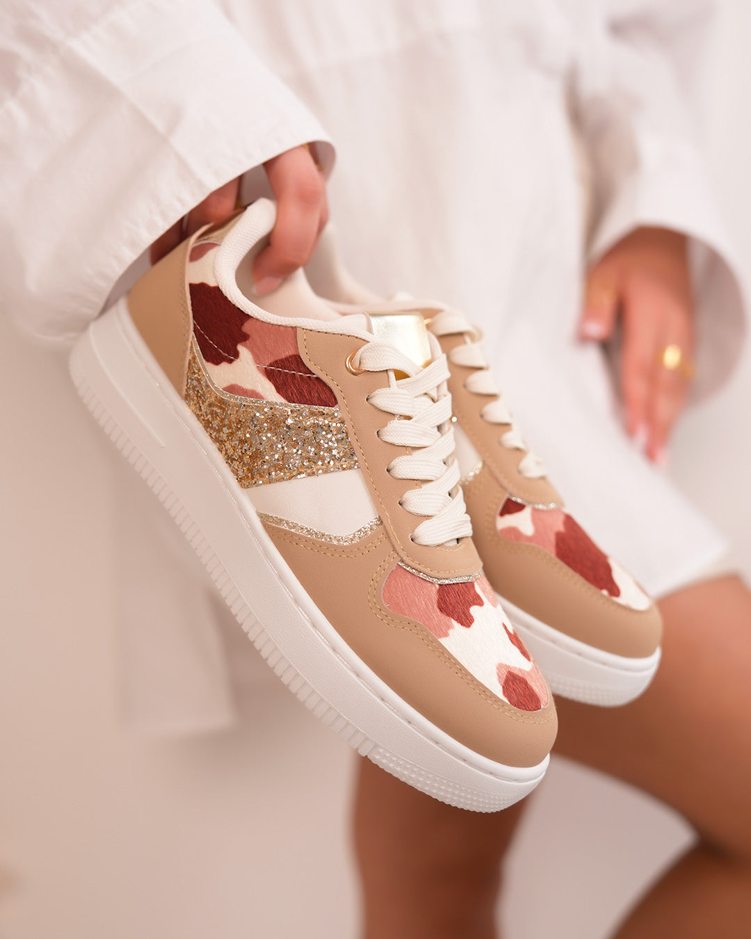 Basket femme blanche et beige tendance avec motif vache et paillettes dorées
