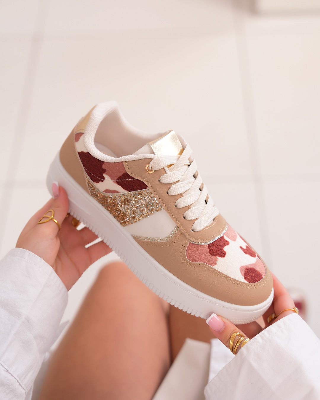 Basket femme blanche et beige tendance avec motif vache et paillettes dorées