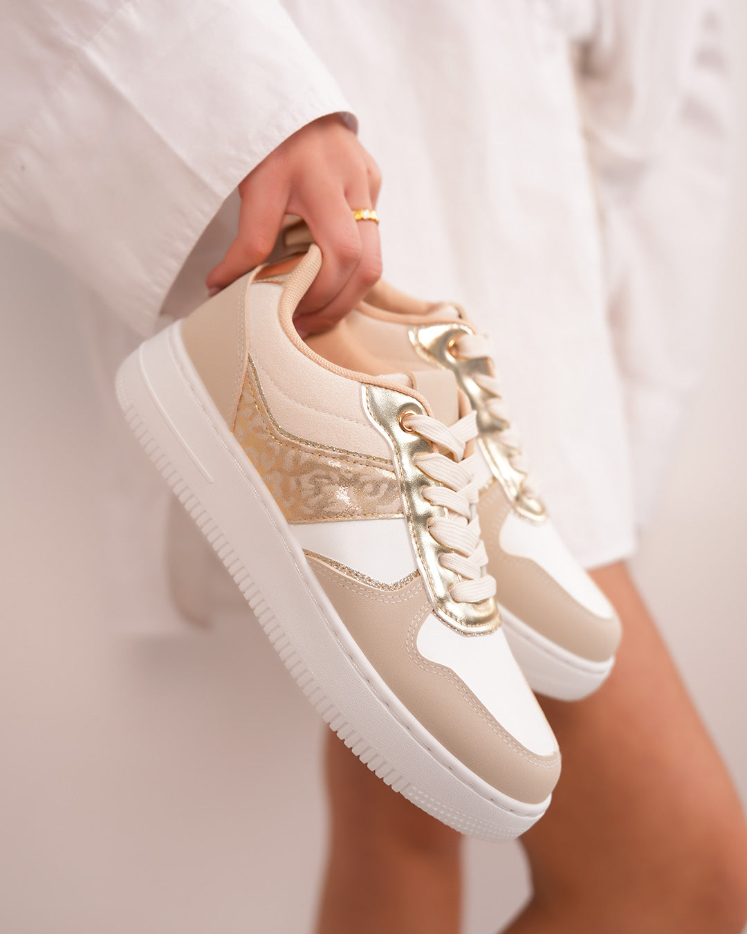 Basket femme blanche et beige élégante avec détail léopard doré