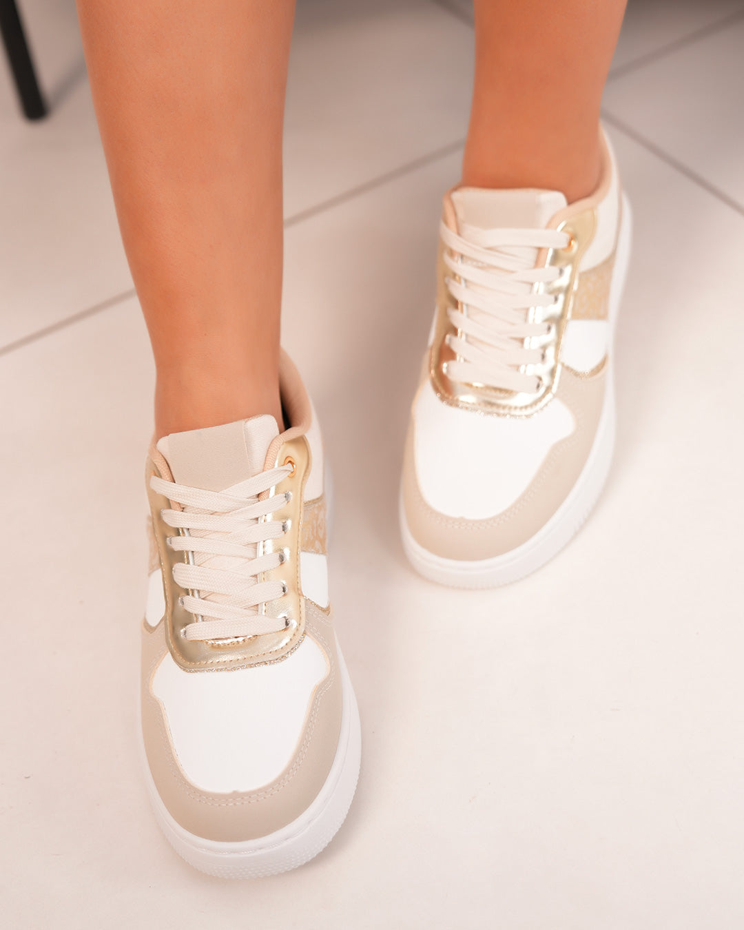 Basket femme blanche et beige élégante avec détail léopard doré