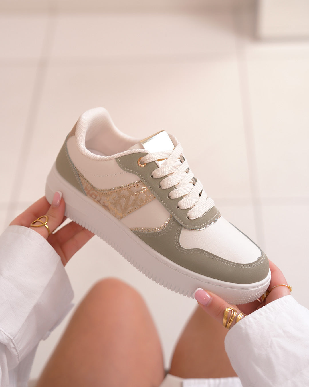 Basket femme blanche et vert clair élégante avec détail léopard doré