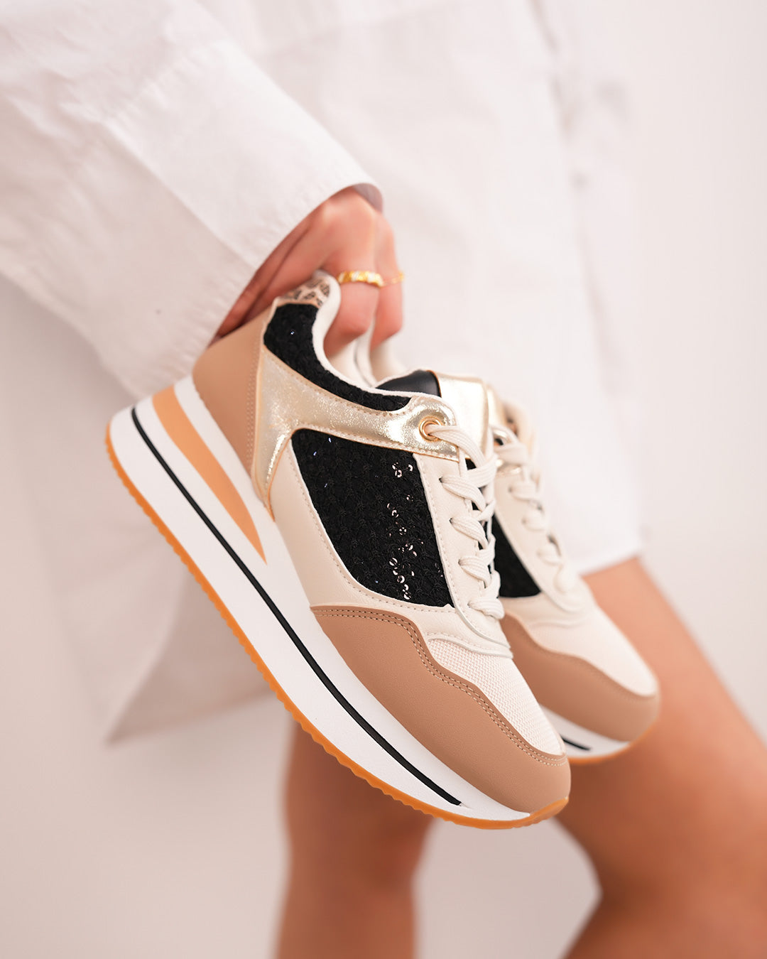 Basket femme beige et noire tendance avec broderie pailletée et dorures