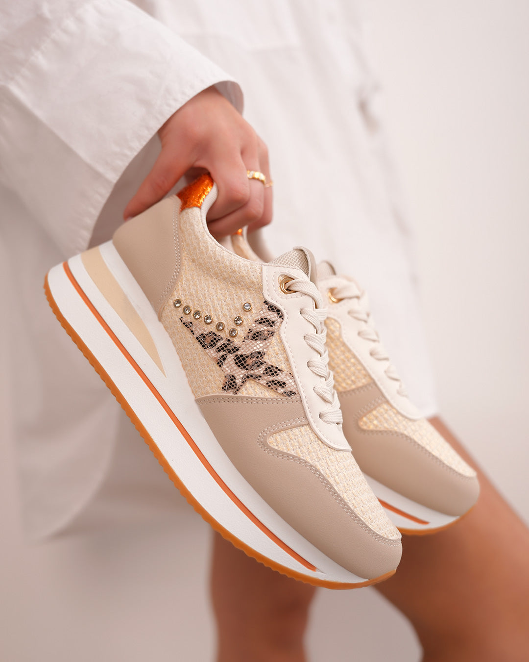 Basket femme beige et orange tendance avec broderie, strass et détail léopard