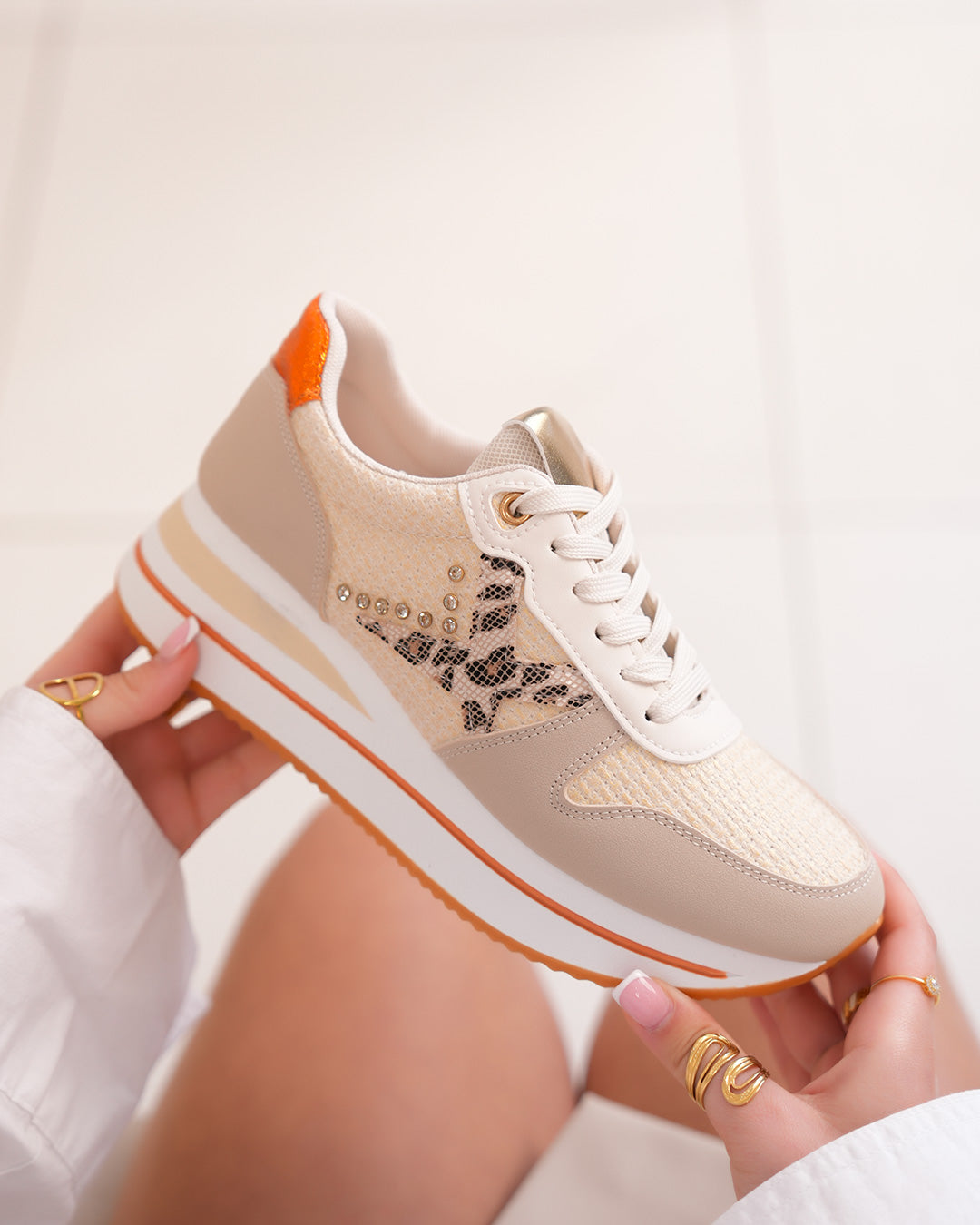 Basket femme beige et orange tendance avec broderie, strass et détail léopard