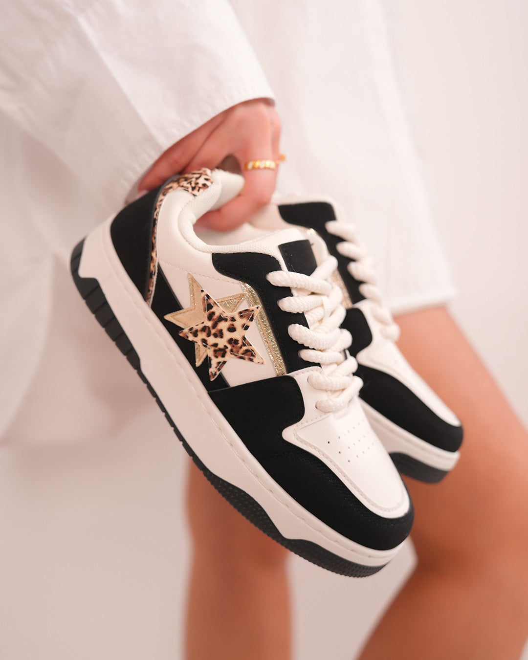 Basket femme blanche et noire tendance avec étoiles léopard et lacets épais