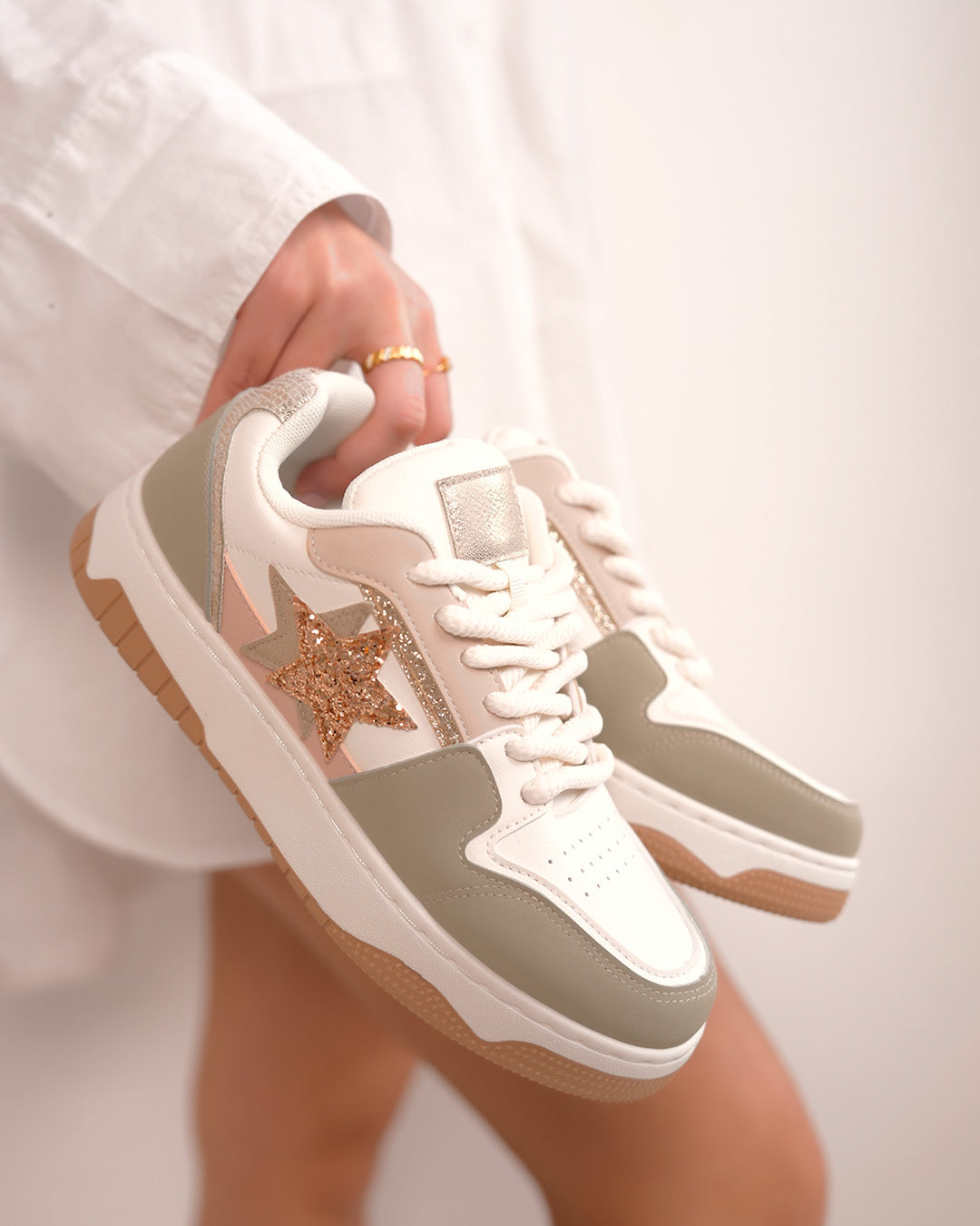 Basket femme blanche, beige et verte avec étoiles dorées pailletées et lacets épais