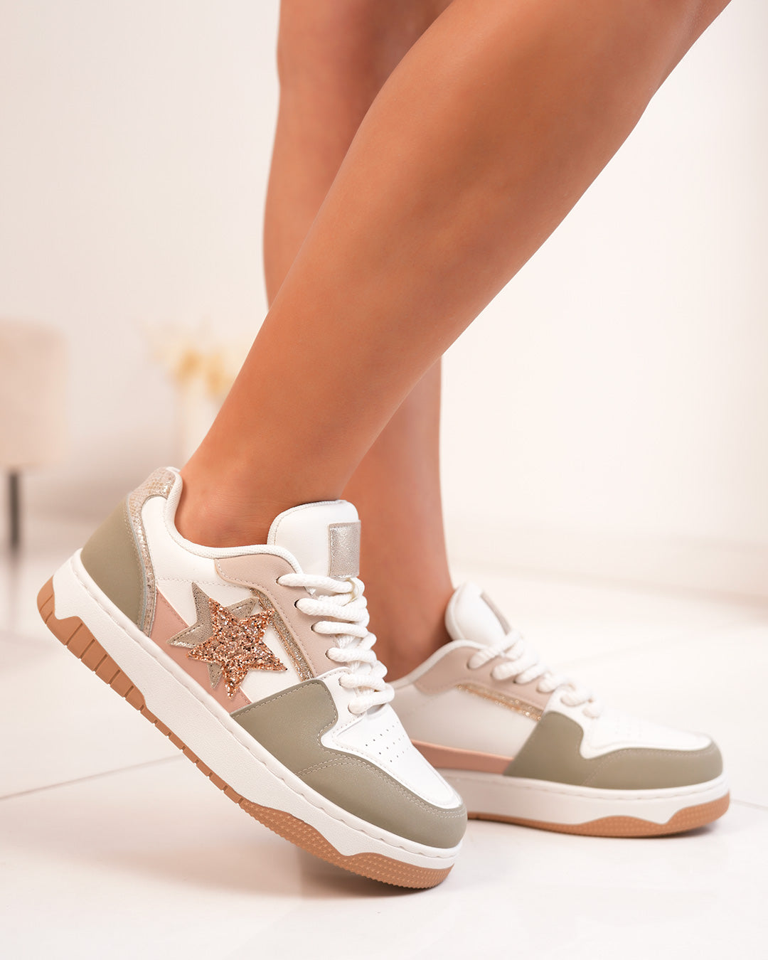 Basket femme blanche, beige et verte avec étoiles dorées pailletées et lacets épais