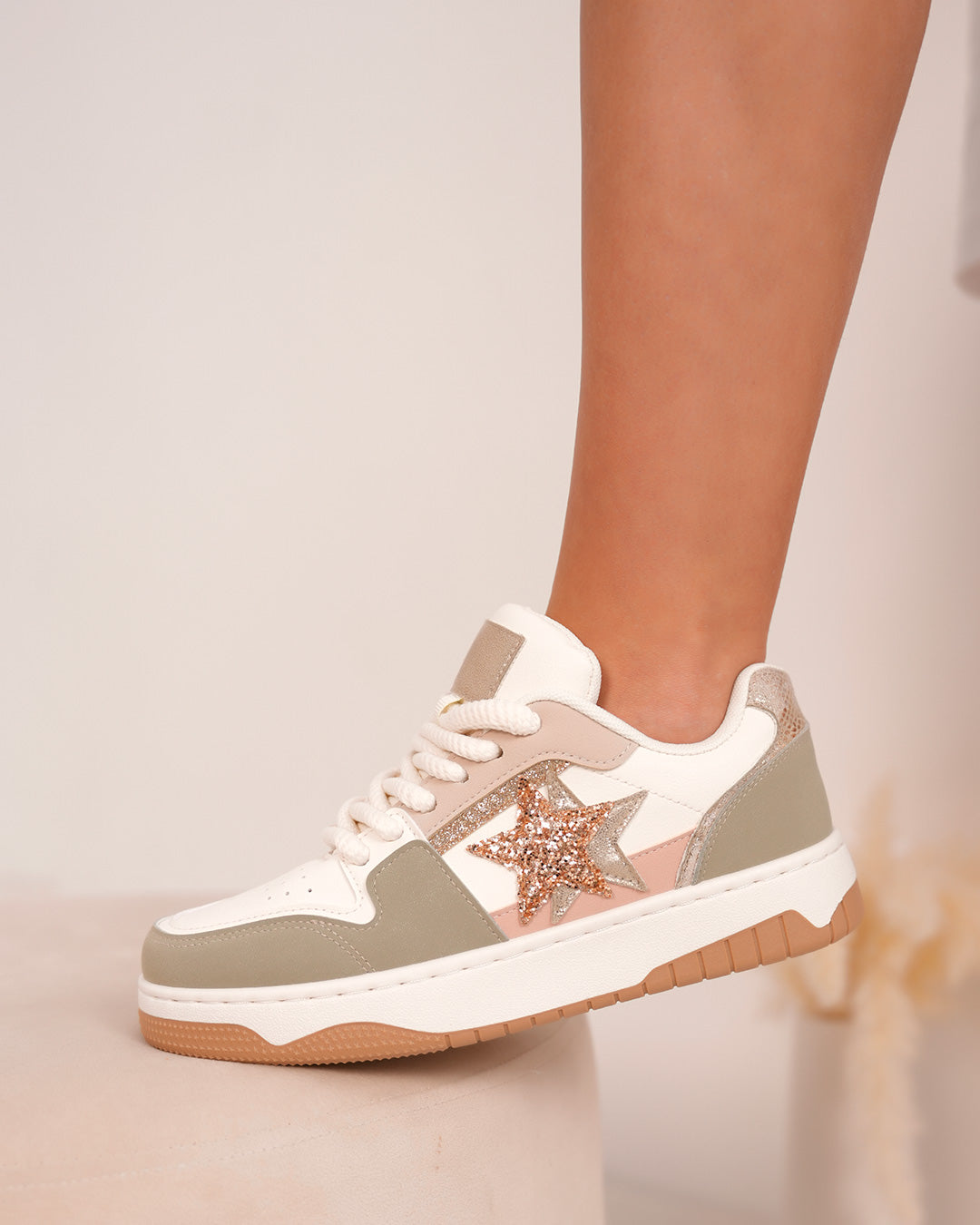 Basket femme blanche, beige et verte avec étoiles dorées pailletées et lacets épais