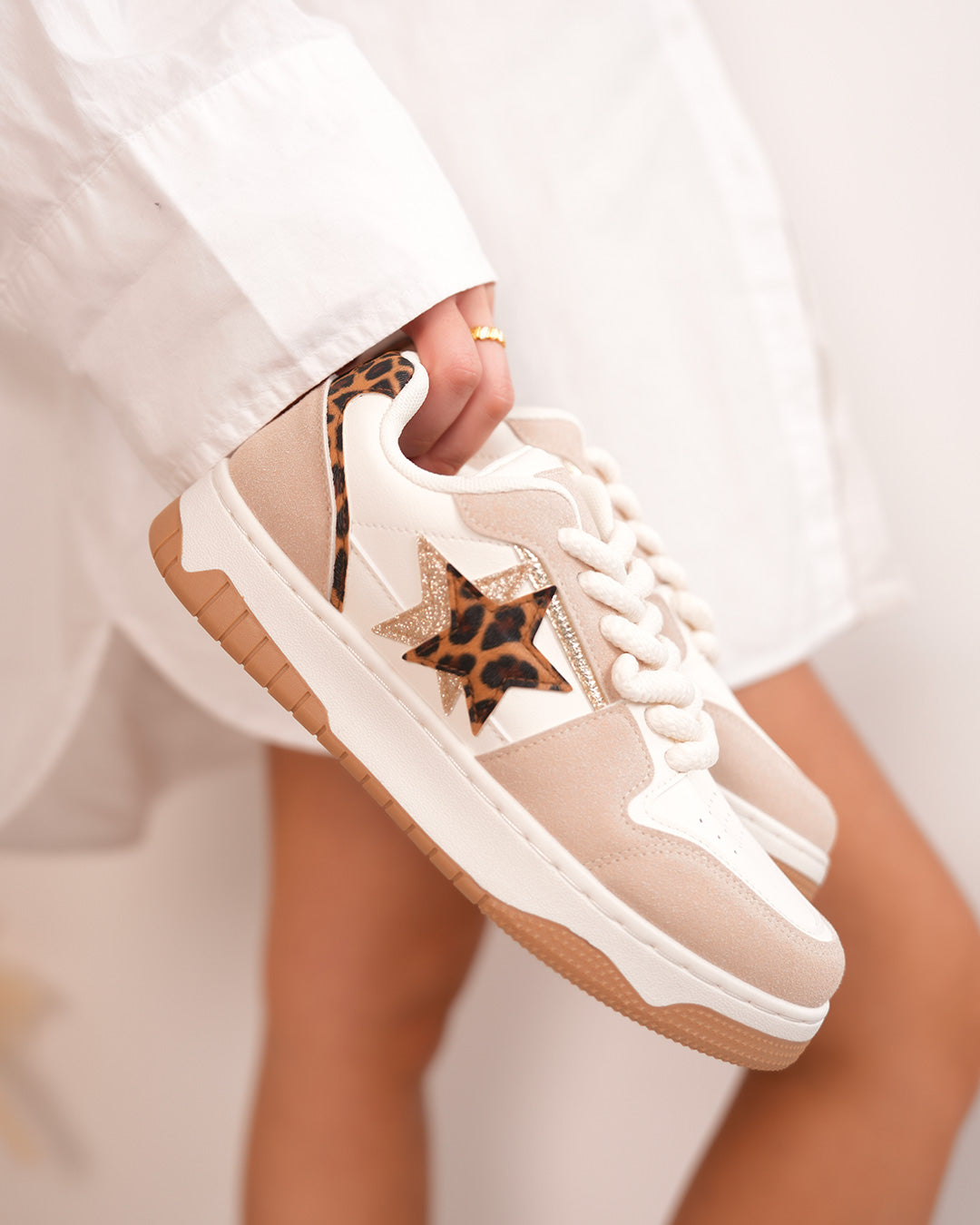 Baskets femme blanches à empiècements beige avec étoiles pailletées et léopard