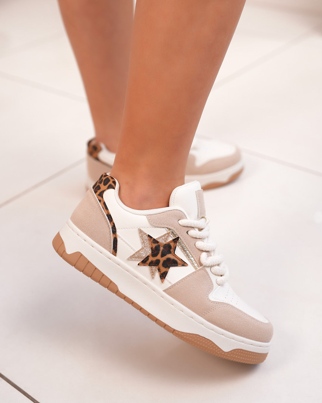 Baskets femme blanches à empiècements beige avec étoiles pailletées et léopard