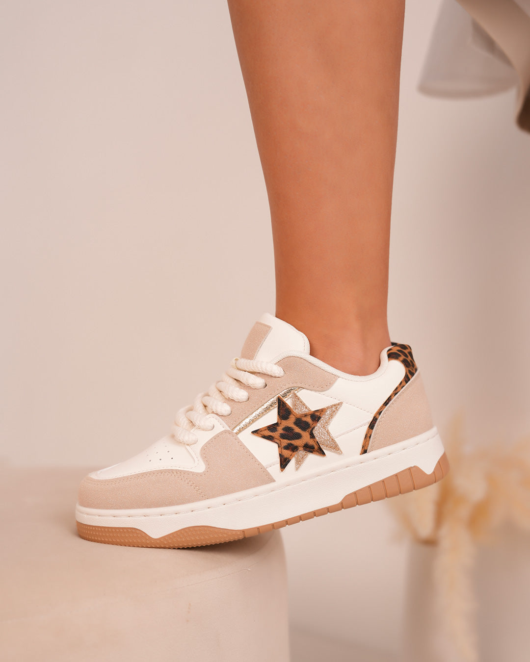 Baskets femme blanches à empiècements beige avec étoiles pailletées et léopard