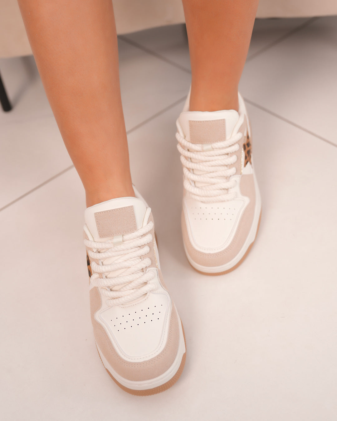 Baskets femme blanches à empiècements beige avec étoiles pailletées et léopard