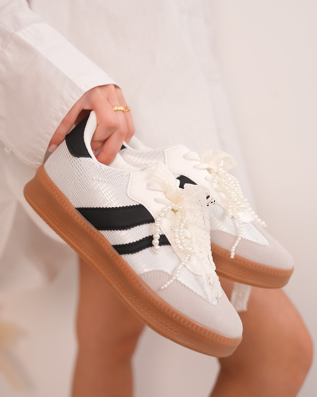Basket femme blanche effet tissé avec dentelle, perles et semelle marron