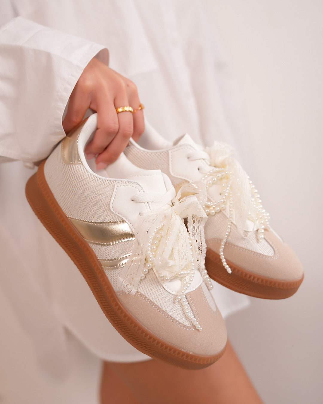 Basket femme blanche et dorée avec dentelle, perles et semelle marron