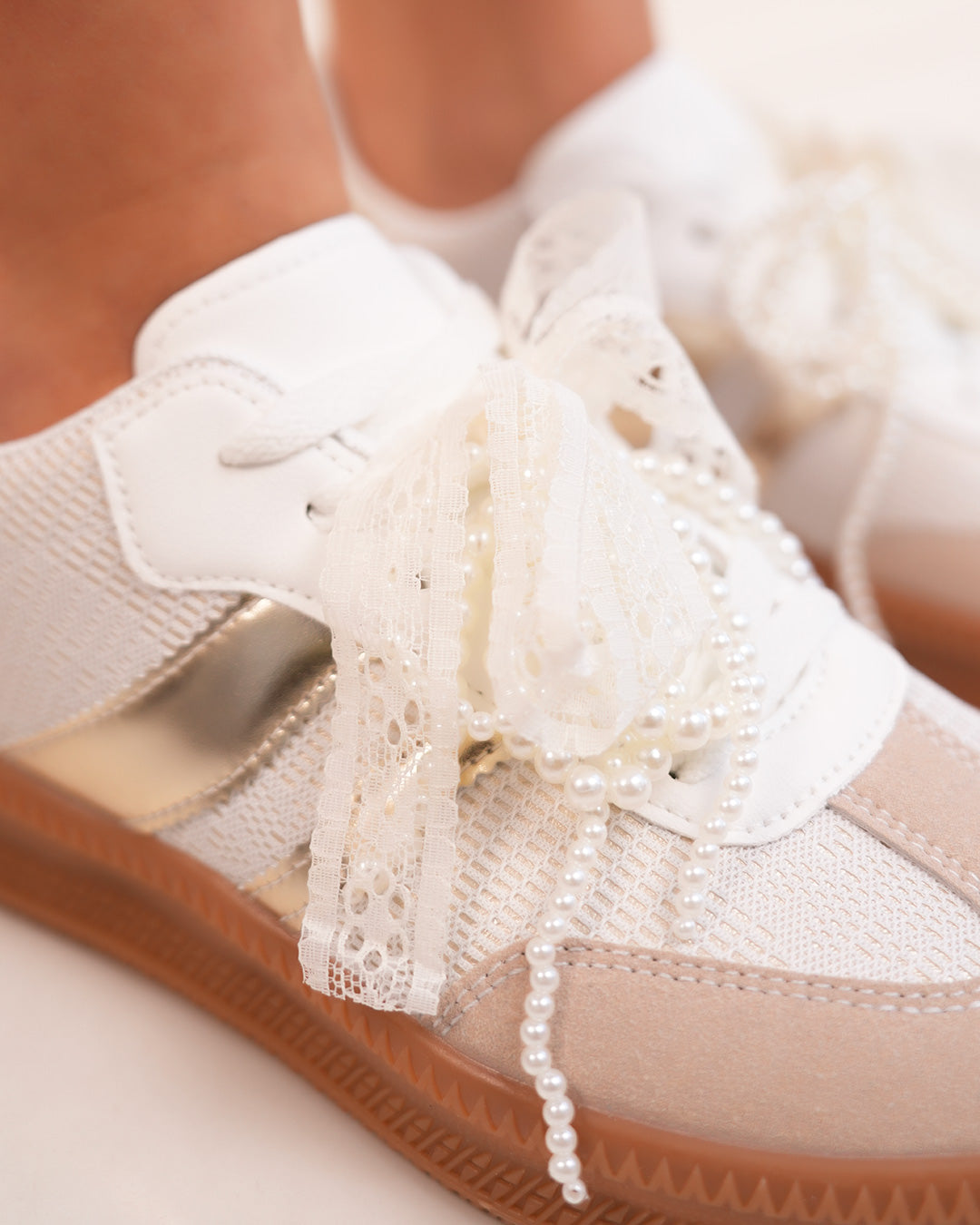 Basket femme blanche et dorée avec dentelle, perles et semelle marron