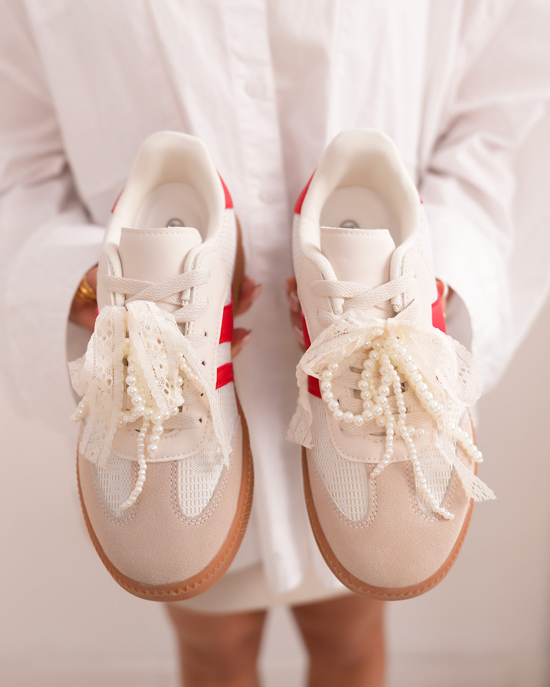 Basket femme blanche et rouge avec dentelle, perles et semelle marron