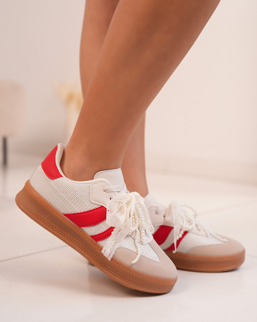 Basket femme blanche et rouge avec dentelle, perles et semelle marron