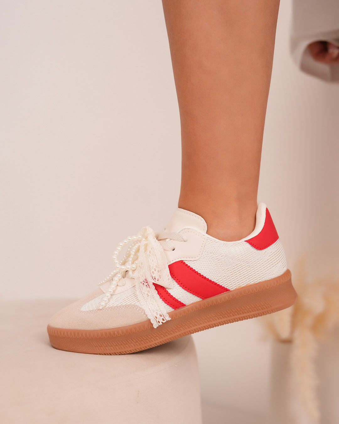 Basket femme blanche et rouge avec dentelle, perles et semelle marron