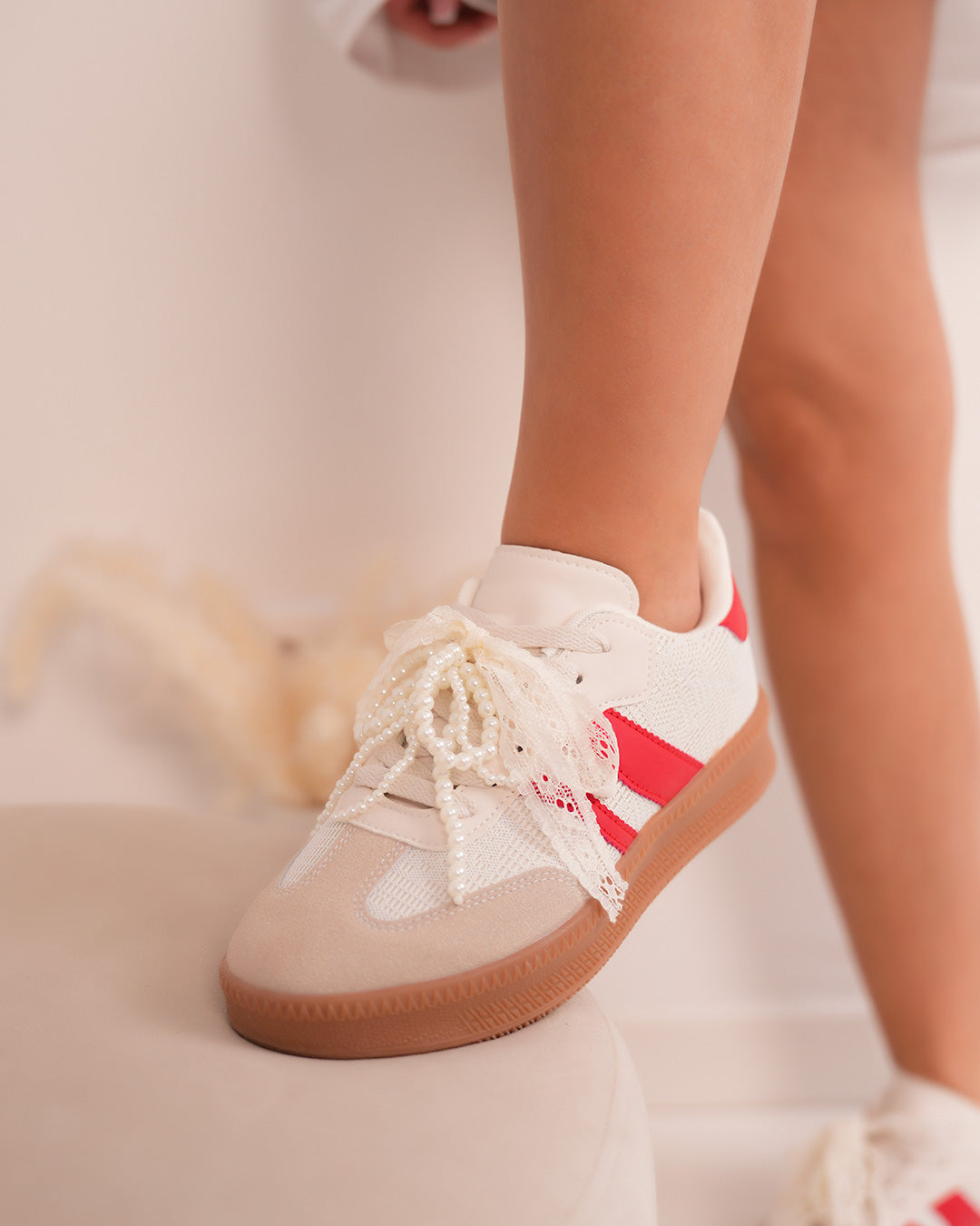 Basket femme blanche et rouge avec dentelle, perles et semelle marron