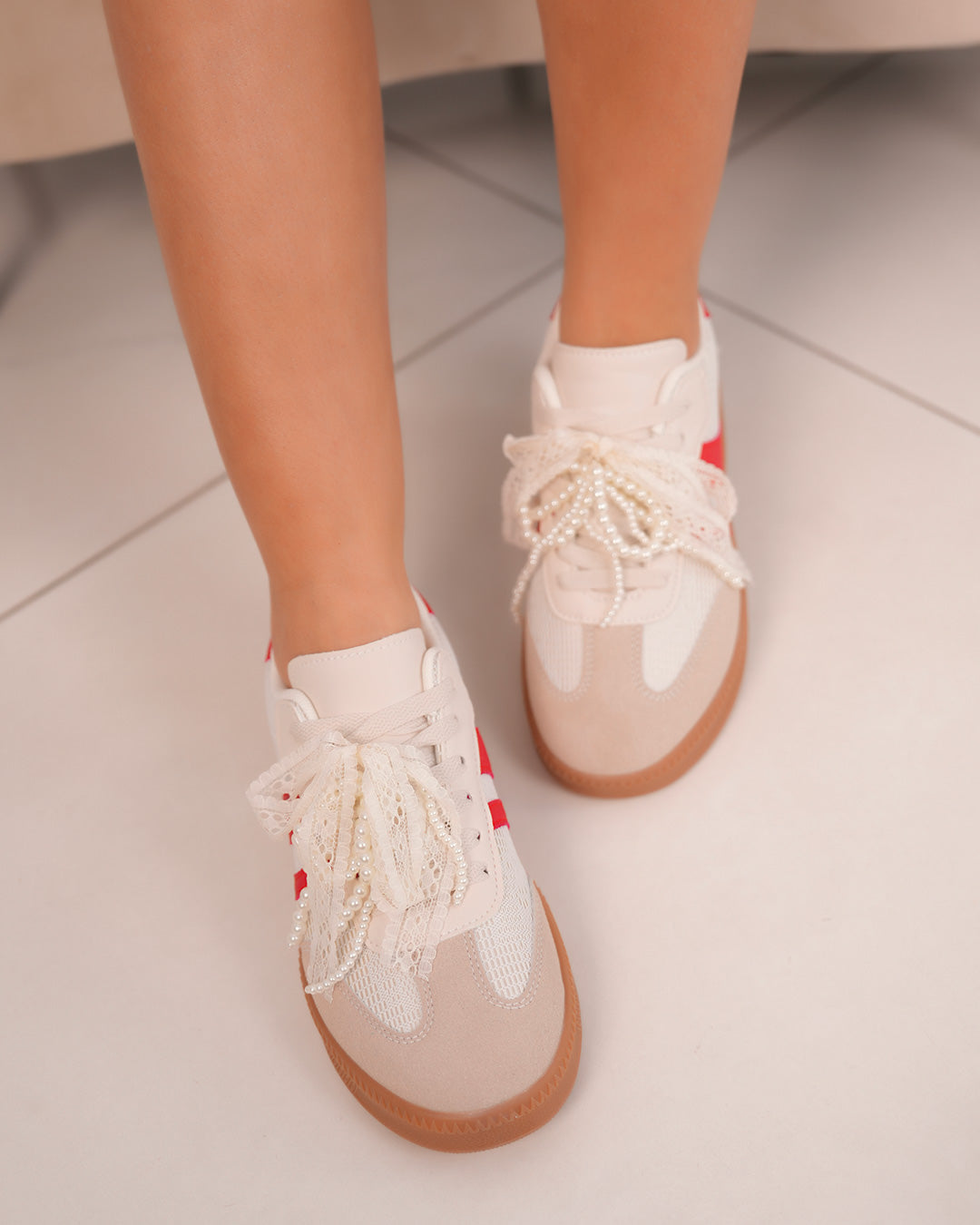 Basket femme blanche et rouge avec dentelle, perles et semelle marron