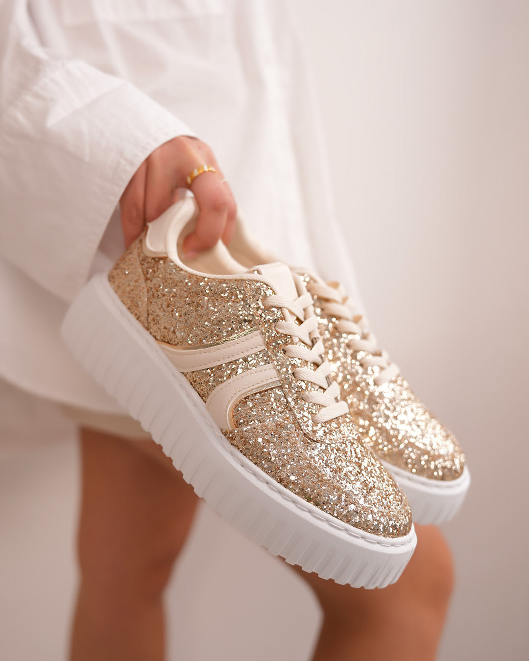Basket femme pailletée dorée avec rayures beiges et semelle blanche