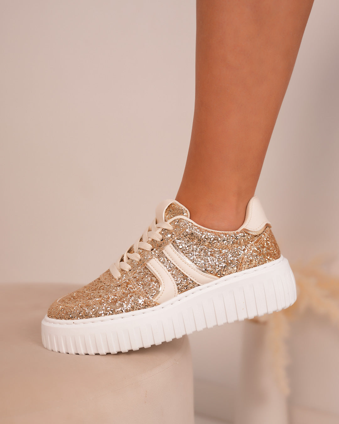 Basket femme pailletée dorée avec rayures beiges et semelle blanche