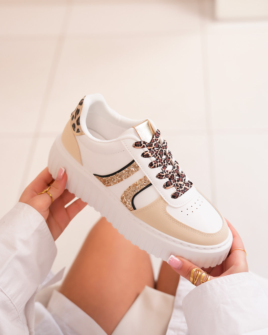 Basket femme blanche avec rayures dorées, lacets léopard et semelle épaisse