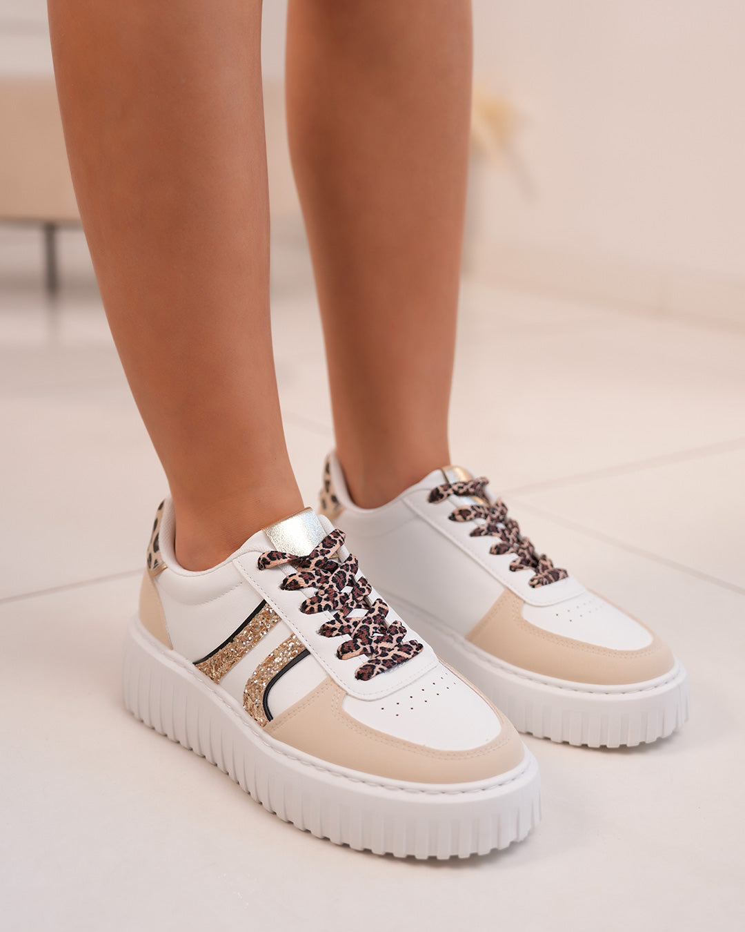 Basket femme blanche avec rayures dorées, lacets léopard et semelle épaisse