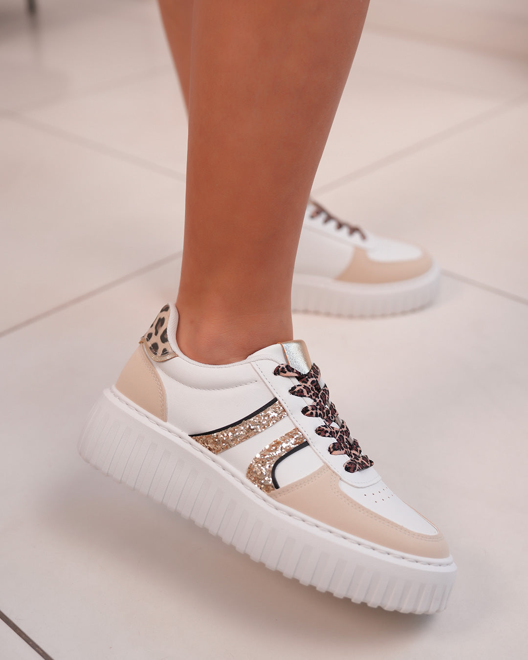 Basket femme blanche avec rayures dorées, lacets léopard et semelle épaisse